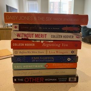 Book bundle including Colleen Hoover and Daisy Jones and the Six